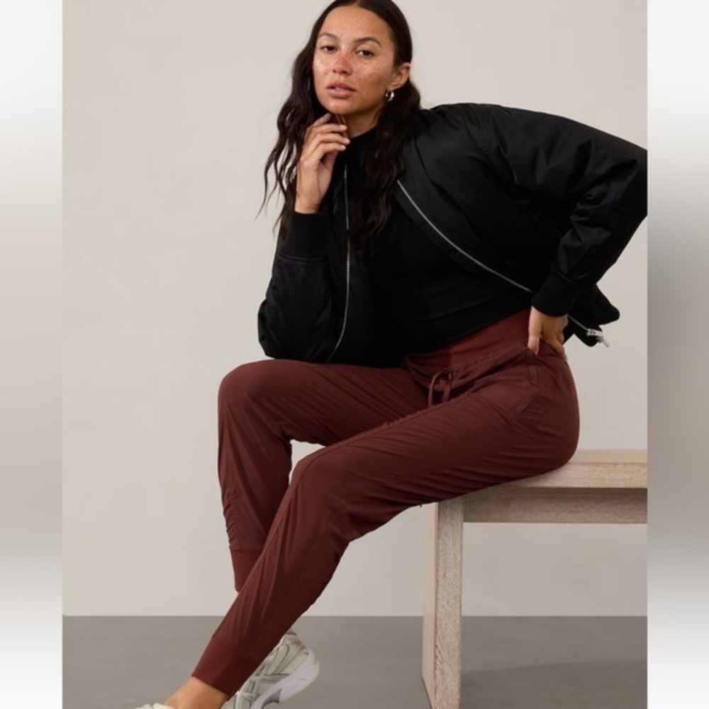 Aritzia‎ community draw string Burgundy jogger small